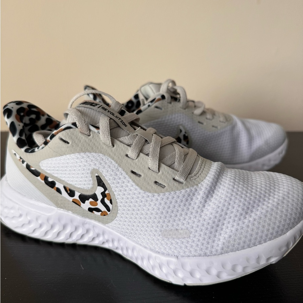 Nike Revolution 5 PRM - Size 6 - White/ Leopard Print